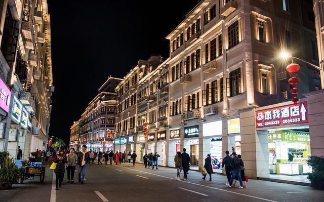 福建小城市厦门,面积仅为福州的七分之一,市中心在岛上