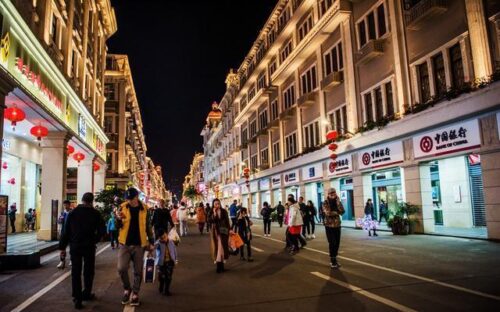 福建小城市厦门，面积仅为福州的七分之一，市中心在岛上