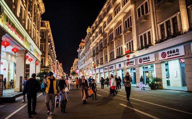 福建小城市厦门,面积仅为福州的七分之一,市中心在岛上