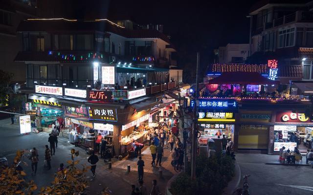 福建小城市厦门,面积仅为福州的七分之一,市中心在岛上