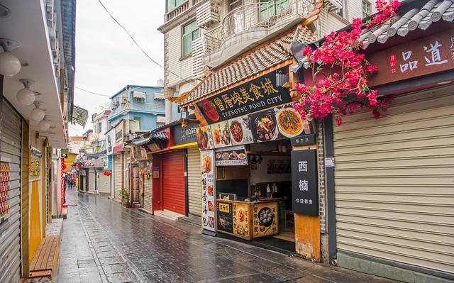 福建小城市厦门,面积仅为福州的七分之一,市中心在岛上