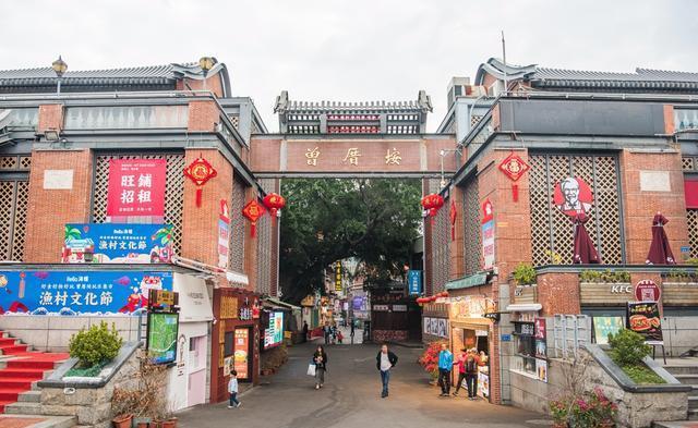 福建小城市厦门,面积仅为福州的七分之一,市中心在岛上