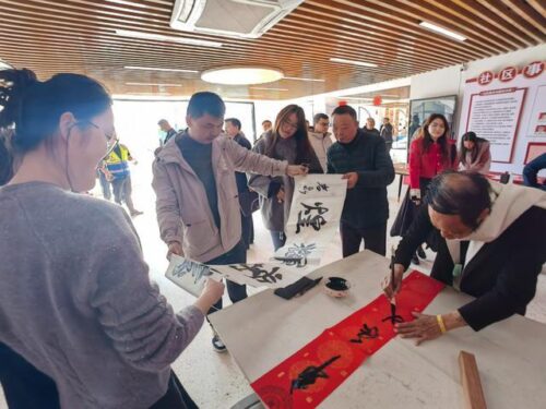 泉州：寒冬送温暖，春联进万家！