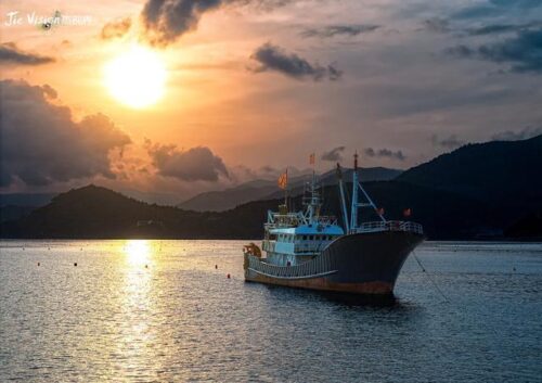 夕阳余晖下的绝美渔村蔚蓝海湾与落日熔金景色让人震撼东壁村