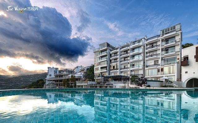 夕阳余晖下的绝美渔村蔚蓝海湾与落日熔金景色让人震撼东壁村