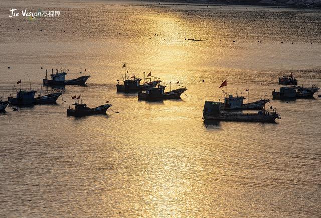 夕阳余晖下的绝美渔村蔚蓝海湾与落日熔金景色让人震撼东壁村