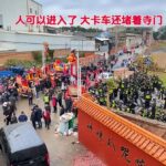 福建厚福游神被挡路，村民放鞭炮炸人开路，挡门的卡车司机倒霉了