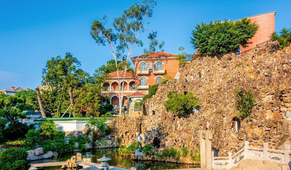 台湾首富的私家园林，融山海湖为一体，园内还藏了座“跨海大桥”