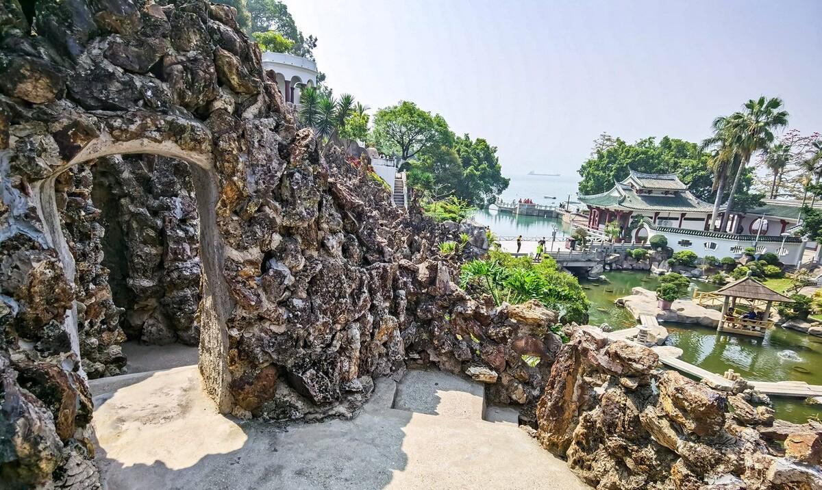 台湾首富的私家园林，融山海湖为一体，园内还藏了座“跨海大桥”