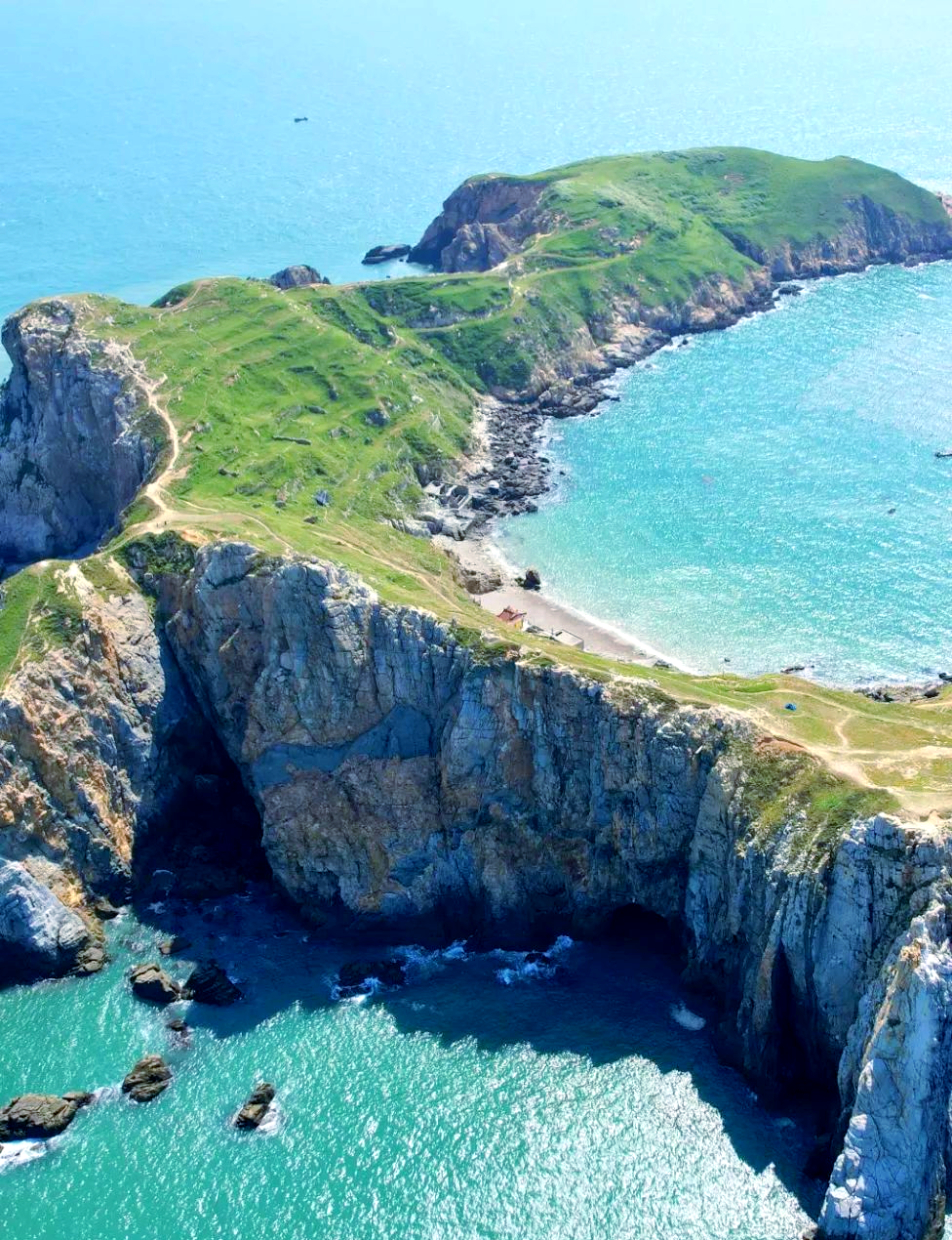福建霞浦:光影交织中的海滨渔村风光