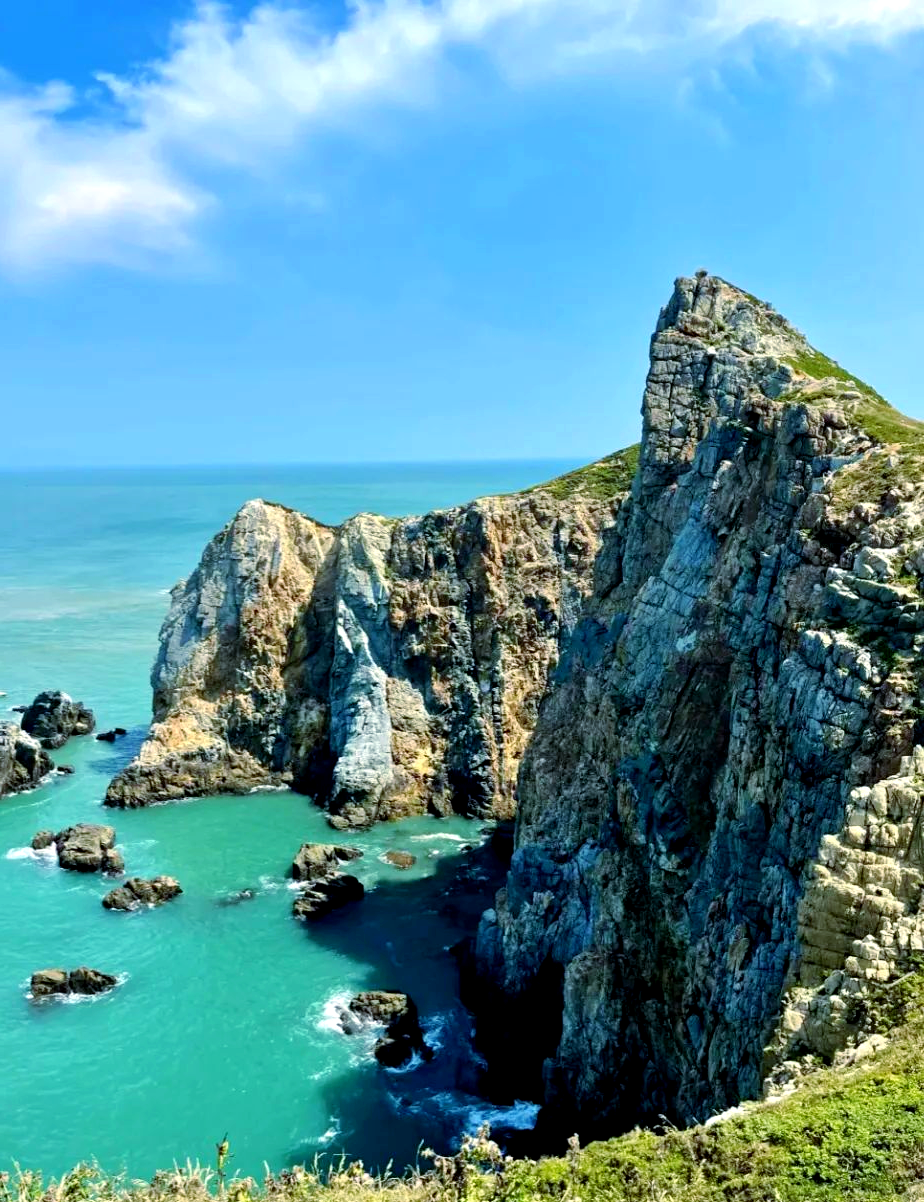福建霞浦:光影交织中的海滨渔村风光