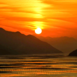 福建霞浦：光影交织中的海滨渔村风光