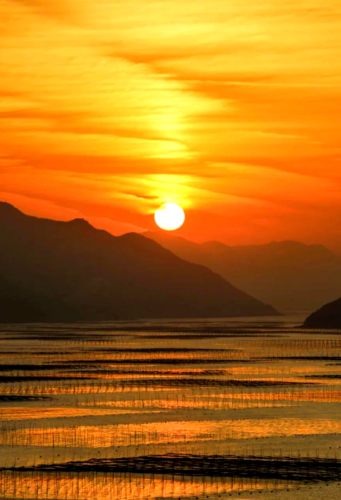 福建霞浦：光影交织中的海滨渔村风光