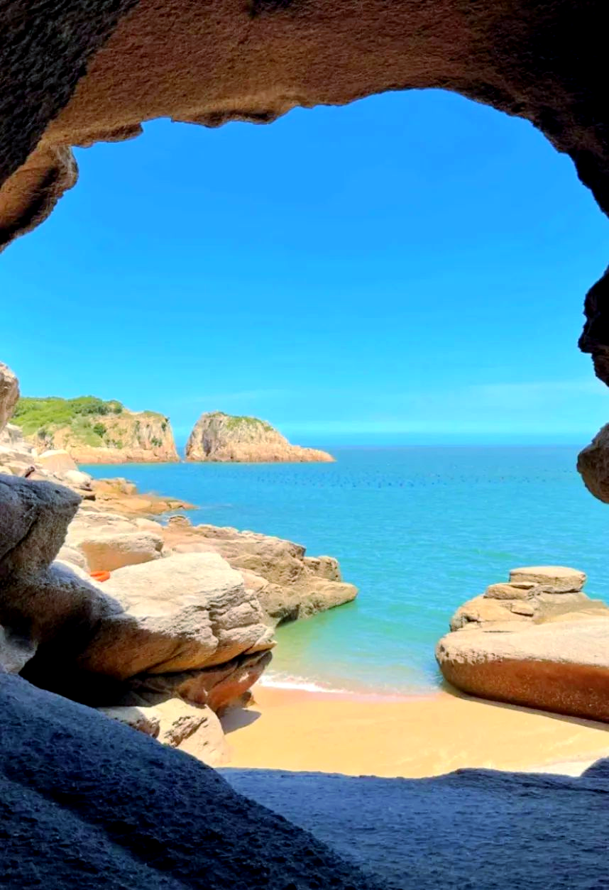 福建霞浦:光影交织中的海滨渔村风光