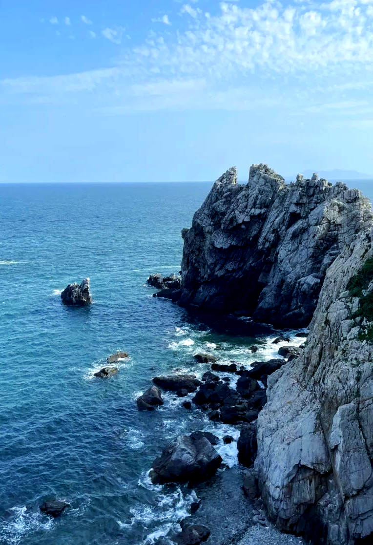 福建霞浦:光影交织中的海滨渔村风光