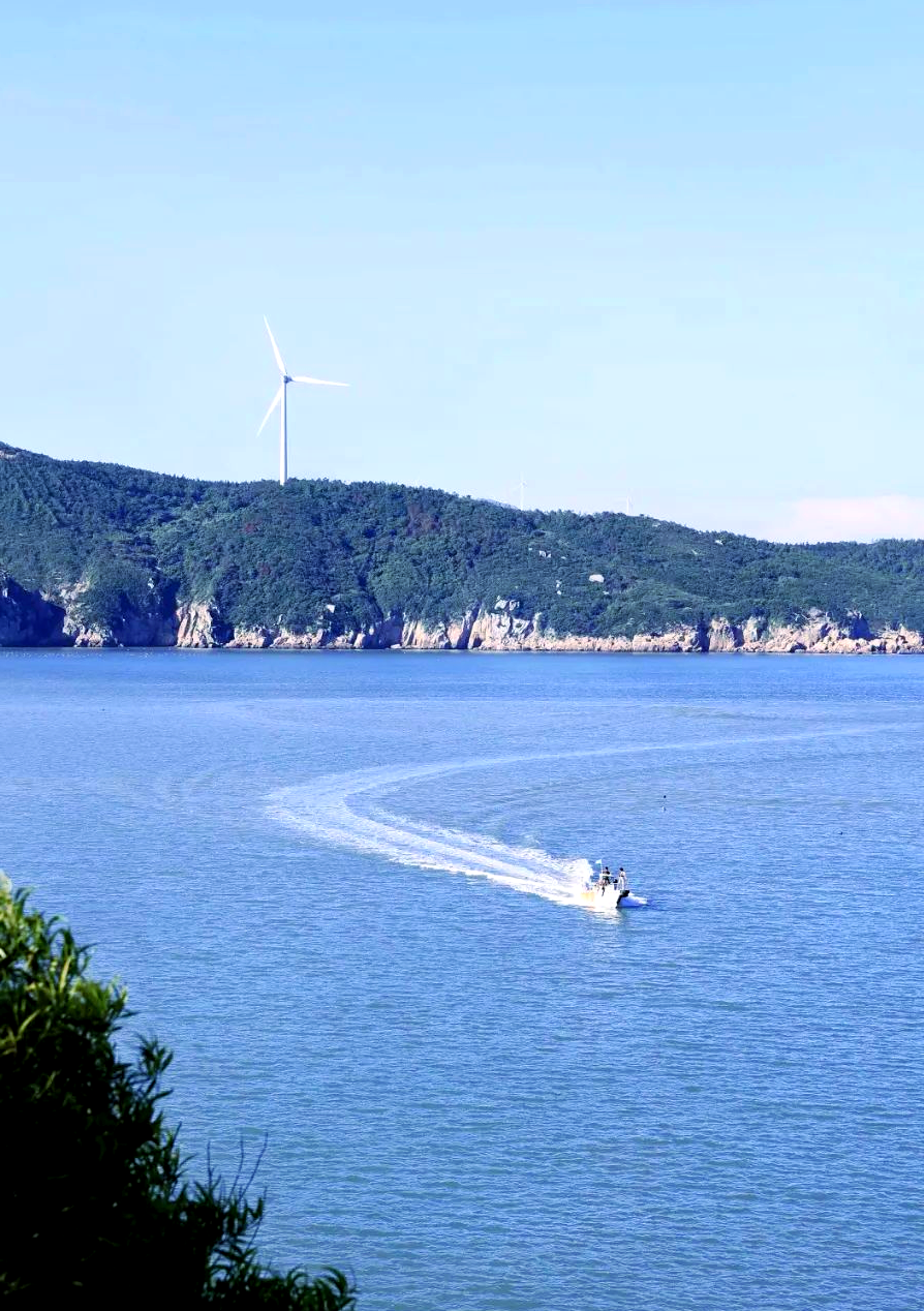 福建霞浦:光影交织中的海滨渔村风光