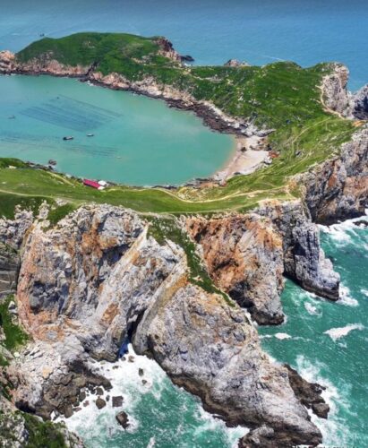 发现一个适合中老年朋友慢游的小城，靠山面海！景点免费！