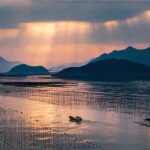 碧水萦绕长天，霞辉铺满大海，在霞浦遇见油画般的天光水色