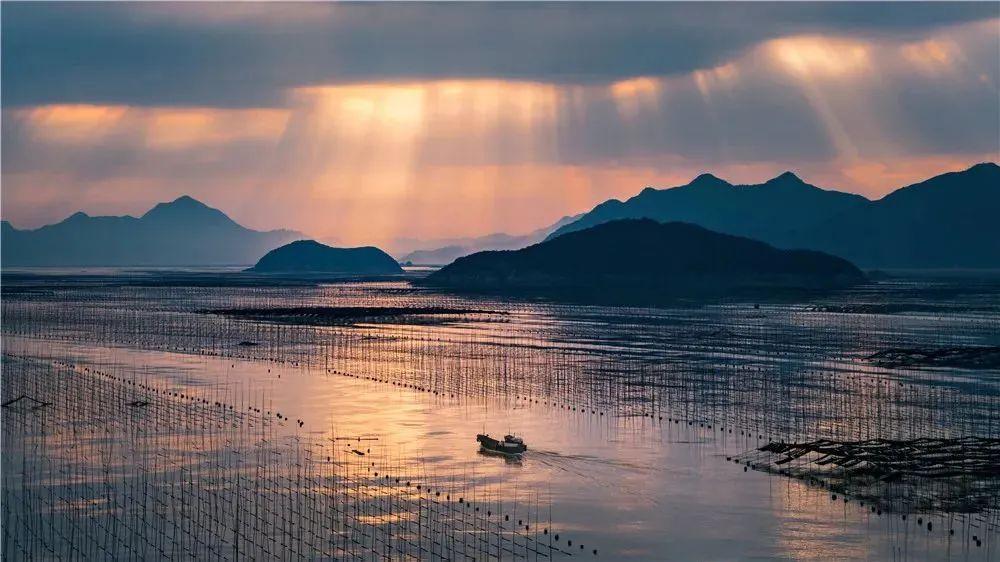 碧水萦绕长天,霞辉铺满大海,在霞浦遇见油画般的天光水色