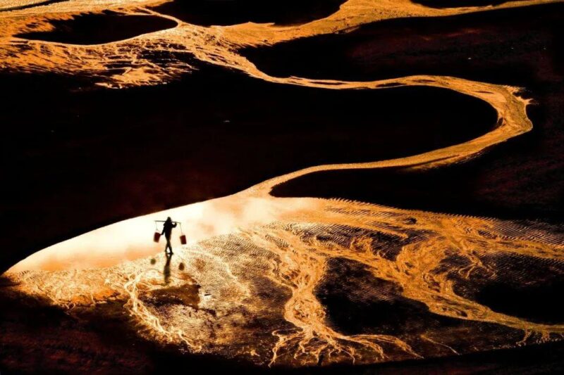 碧水萦绕长天，霞辉铺满大海，在霞浦遇见油画般的天光水色