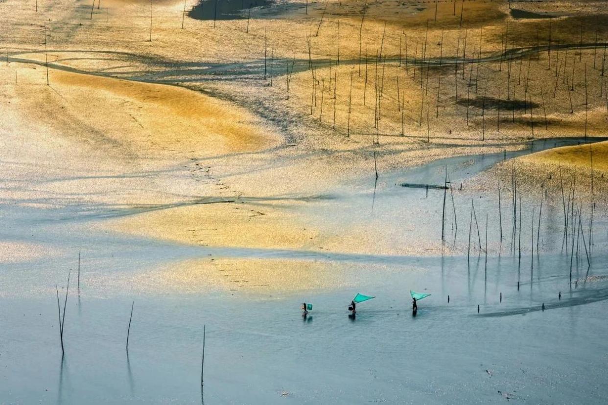 碧水萦绕长天,霞辉铺满大海,在霞浦遇见油画般的天光水色