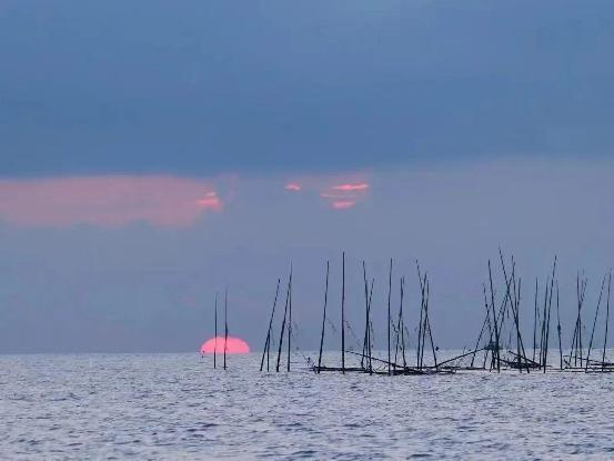 长歌凌浩渺，色色绚芳州，沉醉在“落日熔金，暮云合璧”的美景中